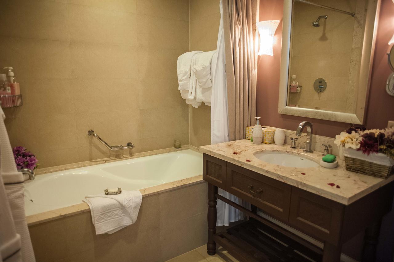 Palmyra Luxury Beach Condos Montego Bay Exteriör bild